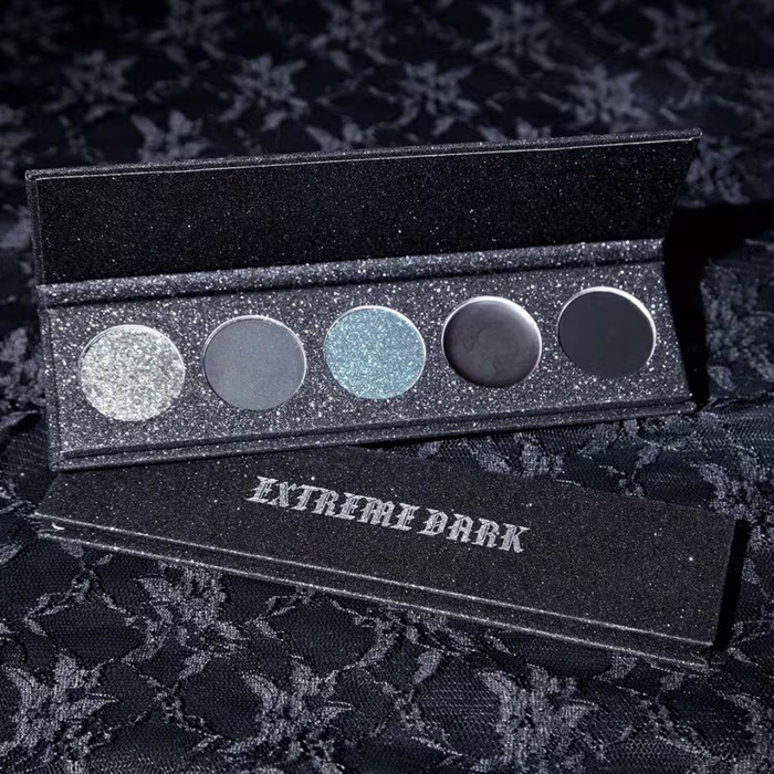 Палетка высокопигментированных теней Maffick Extreme dark